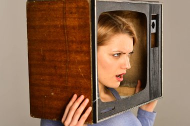 haber odası. haber odası kızgın kadından. tv haber odası kadın muhabiri ayarlayın. haber odası konsepti. TV izlemeyi bırak.