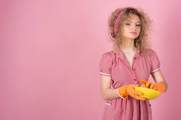 Hemmafru diska efter måltid. Vacker kvinna tvätt i gummihandskar, kopia utrymme — Stockfoto