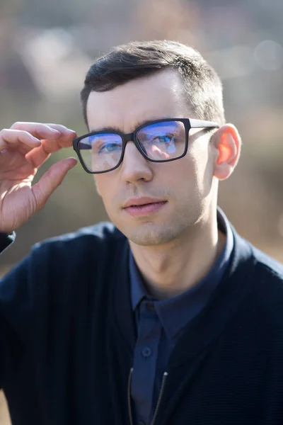 Conceito de loja óptica. loja de óptica com homem em óculos anti-reflexo . — Fotografia de Stock