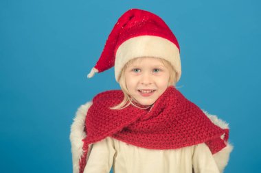 Noel Baba kırmızı şapkalı çocuk. Alışveriş paketi, siyah Cuma ile küçük Noel Baba kız.