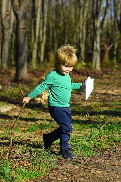 Small boy launch paper plane toy outdoor. Little child play with toy in park. Time to spare, go by air — Stock Photo, Image