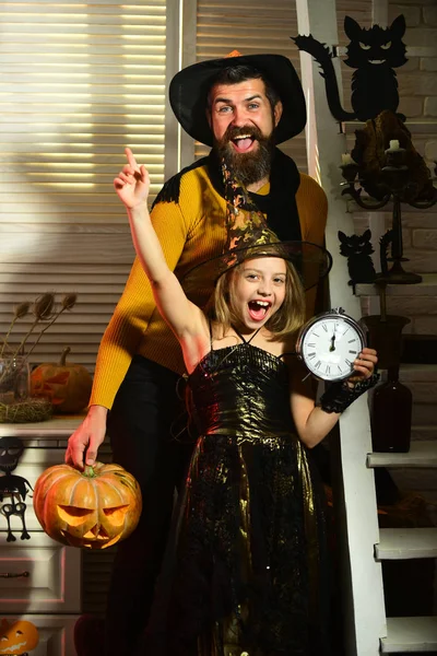 Petite fille fête Halloween en famille. Petite fille avec réveil et père. Amusant en famille. Bonne famille le jour d'Halloween. Peux-tu avoir une journée incroyable et un Halloween terriblement effrayant — Photo