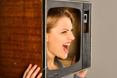 TV futbol fanatiği. kadın bir ard tv futbol fanatiği. TV futbol fan watchning maçı. TV izlerken kadın.