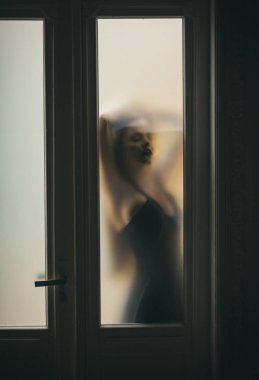 Kadın siluet gizemli ruh halinde bulanıklık. Bugün benim ruh tahmin