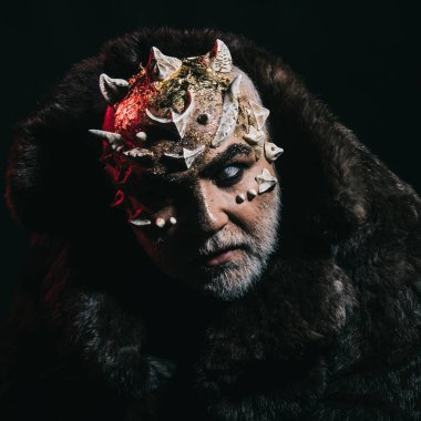 Cadılar Bayramı şeytan. makyaj Cadılar Bayramı şeytan adam. korku ve korku. korku yüz makyaj şeytani adam. Temptation dışında her şeyi kurtulamazsın