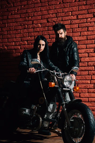 Rock couple. sexy rock couple with motorcycle. rock couple travel on motorbike. rock couple in leather jacket. — Stock Photo, Image