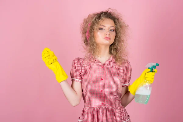 Femme de ménage en gants de caoutchouc avec chiffon et pulvérisateur. Femme de ménage prête à nettoyer. Nettoyage à son meilleur — Photo