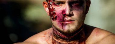 Adam korku arka plan üzerinde. 31 Ekim. Yukarı ve korkunç yapmak kavramı adam için. Kutlama partisi. Korkutucu yüz ve korku yüzler.