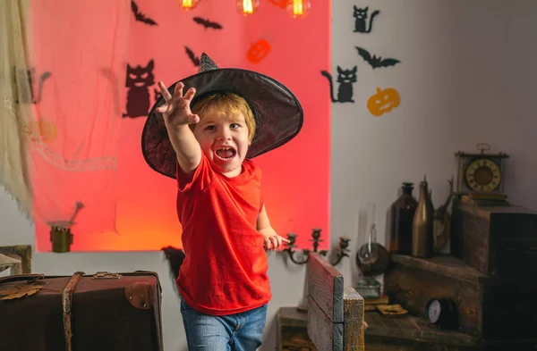 Bambino che si diverte a Halloween dolcetto o scherzetto. I bambini in America festeggiano Halloween. Faccia da espressione. Pazzi. . — Foto Stock