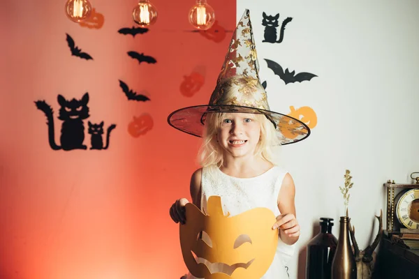 Barn kostymer för firandet av Halloween. Glad skrattande barn i kostym till halloween. Glada människor. Ha kul. — Stockfoto