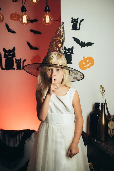 Shhh, Shh. geheim en gave Kinder kostuums voor de viering van Halloween. Gelukkig lachen kind in kostuum voor halloween. Gelukkige mensen. Plezier. — Stockfoto