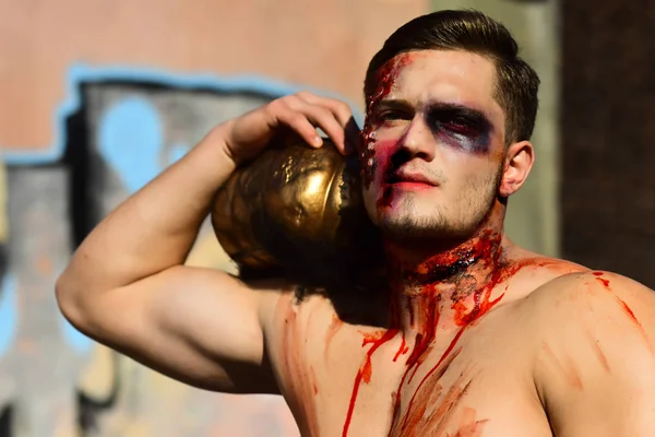 Uomo giocare con le zucche e trattare. spaventoso faccia uomo con orrore make up tenendo zucca testa jack lanterna su cielo sfondo. Festa di Halloween e concetto di vacanza . — Foto Stock