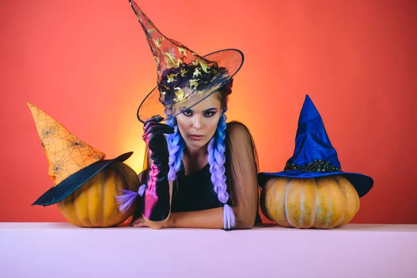 Glamour Fashion Sexy Vampire Lady com traje de bruxa. Mulher de chapéu de bruxa e mão apontando traje mostrando produtos . — Fotografia de Stock