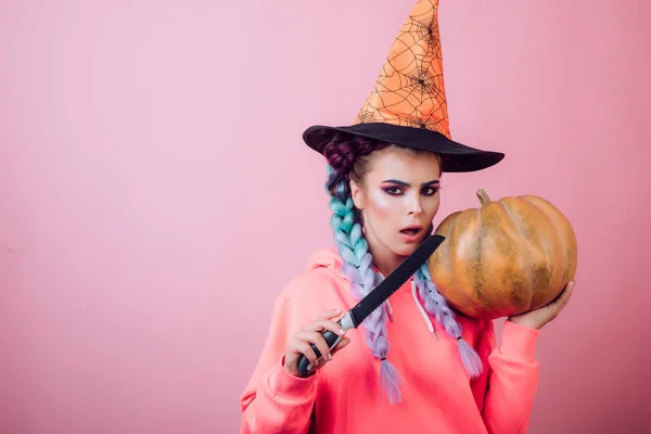 10 月 31 日。アップを行い、怖い女性のためのコンセプト。お祝いパーティ。魔女帽子と衣装のカボチャを保持している美しい若い驚く女性. — ストック写真