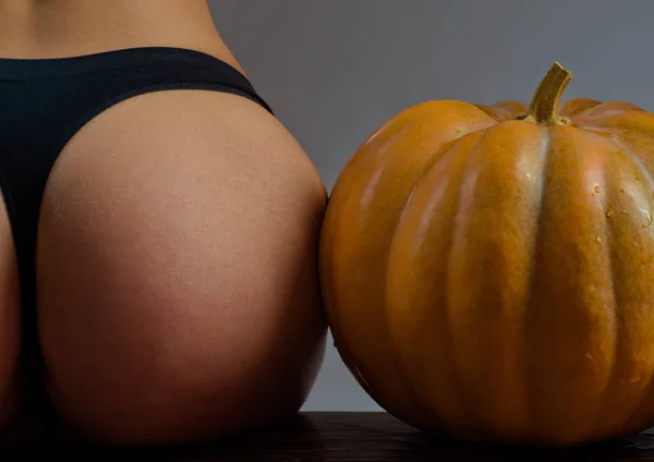 Happy Halloween Sexy Witchs dengan pantat seksi besar. Labu terisolasi pada gadis dengan pantat besar. Bokong mewah. Pumpkin head jack lantern. Trick or treat . — Stok Foto