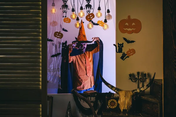 Caras de horror. Expresión de personas. Padre aterrador en el fondo de Halloween. Decoración de Halloween y concepto de miedo. Fondo de Halloween. 31 de octubre . —  Fotos de Stock