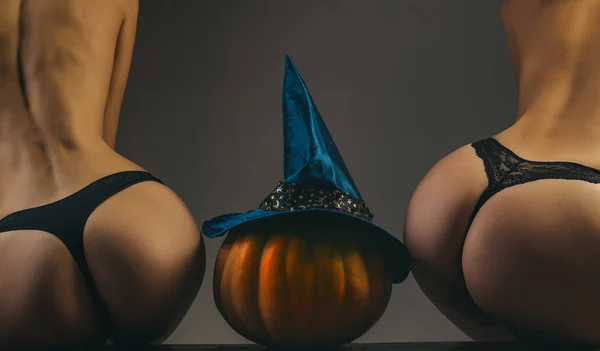 Grote kont en pompoen. Advertentie concept. Sexy pompoen kont. Halloween Party girls. Lantaarn pompoen hoofd jack. Trick or treat. — Stockfoto