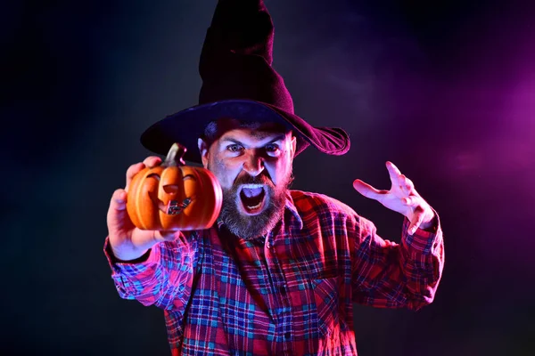 L'uomo faccia da orrore. Padre su sfondo Halloween con libro magik. Halloween di festa con divertenti costumi di carnevale per papà. 31 ottobre. Festa di festa . — Foto Stock