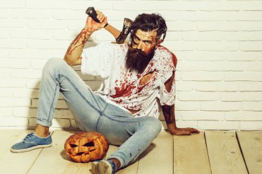 Cadılar Bayramı zombi kabak ve balta ile kanlı adam sakallı