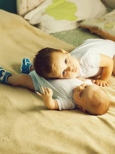Dos hermanos pequeños — Foto de Stock