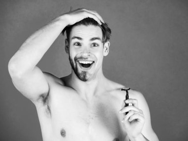 maço yarım traşlı yüz ve sakal tıraş bıçağı tutan ile