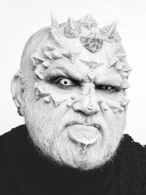 adam ya da dikenler yüz fütüristik makyaj ile canavar