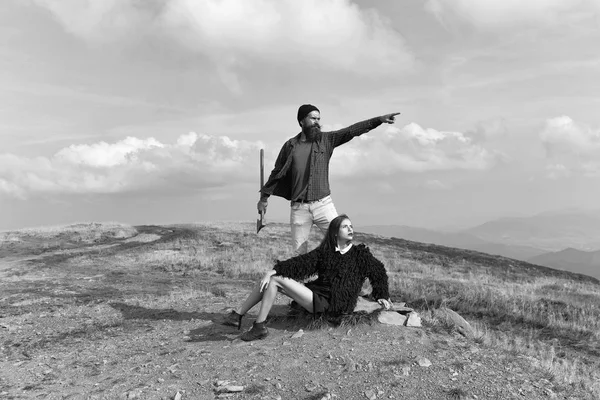 Pareja en cima de la montaña — Foto de Stock