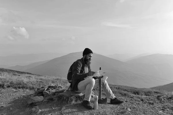 Parrakas mies kirveellä vuorella — kuvapankkivalokuva