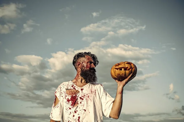 Zombie di Halloween con sangue rosso sul cielo blu nuvoloso — Foto Stock