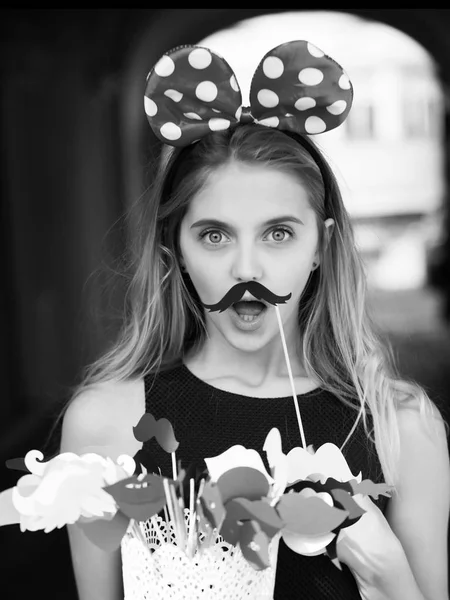 Sorpreso bella ragazza con orecchie di topo carino e baffi neri — Foto Stock