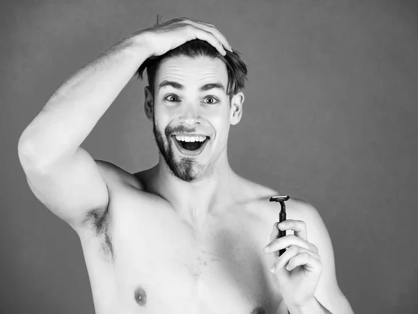 Macho con la cara medio afeitada y barba sosteniendo la navaja de afeitar —  Fotos de Stock