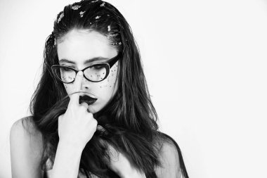 şık makyaj gözlük takan kızla