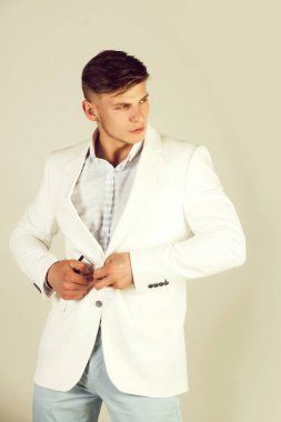 Maço kadar düğmelerini beyaz ceket