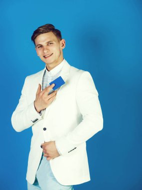 İş ya da banka kartı ile gülümseyen adam