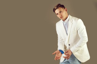 Casual takım gri arka plan üzerinde elbise Yöneticisi