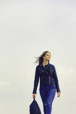 Kız sırt çantası ile deri ceketli