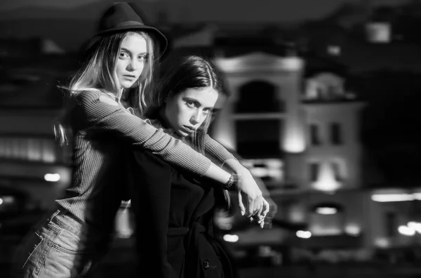 Night city with girl, woman in black coat and hat — Stock Photo, Image