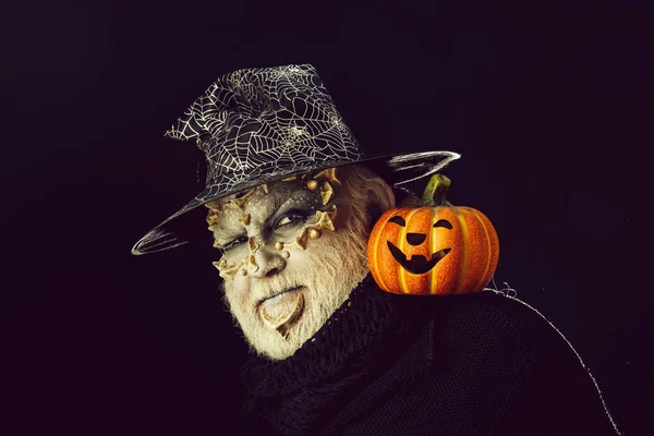 Halloween Enge Man Pompoen Doornen Gezicht Hoed Zwarte Achtergrond — Stockfoto