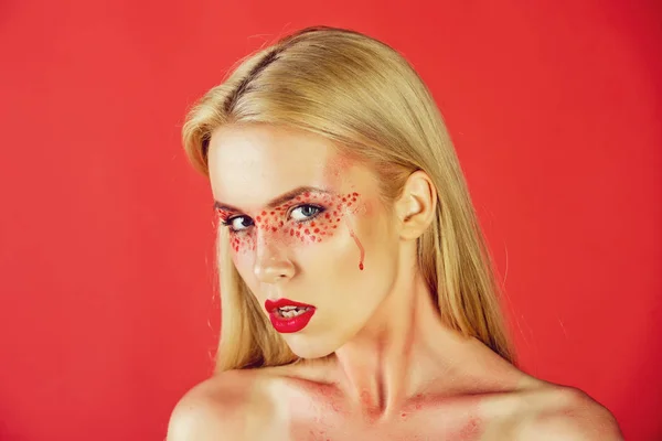 Mädchen oder Frau mit kreativem modischem Make-up auf rotem Hintergrund — Stockfoto