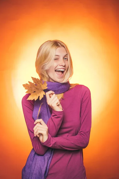 Meglepetés nő játszik a levelek, és nézi a kamera. Őszi időben divat eladó. Másolja a hely. Boldog fiatal nő készül az őszi napsütésben. — Stock Fotó