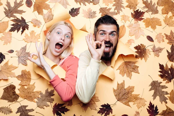 Funny couple are getting ready for autumn sale. Funny fac . Happy family in Autumn. — Stock Photo, Image
