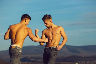 Yakışıklı ikiz erkek veya vücut geliştiriciler