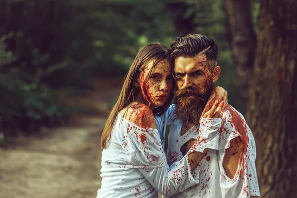 Halloween pareja con sangre — Foto de Stock