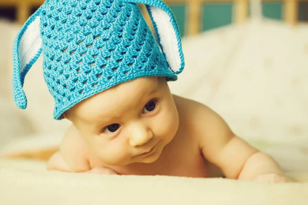 Fiú baba, nyuszi a kalapban — Stock Fotó