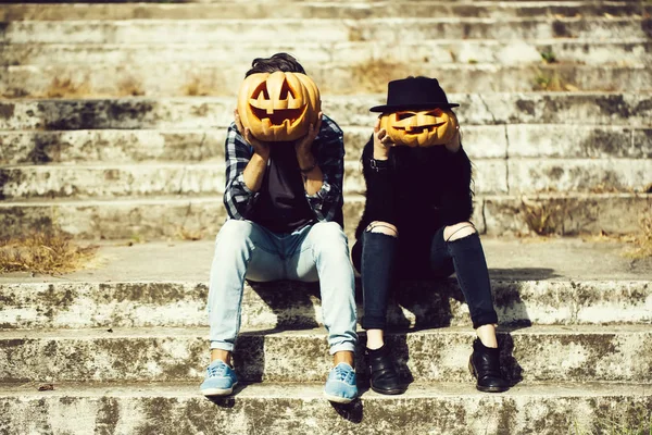 Couple halloween avec citrouille — Photo