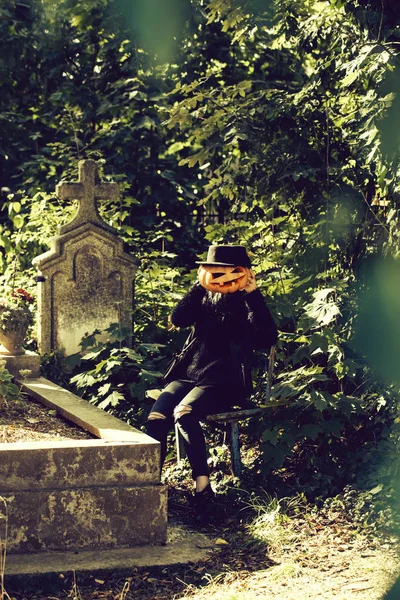 Mujer de Halloween con calabaza en la tumba —  Fotos de Stock