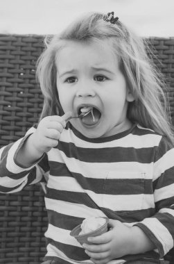 Çocuk açık Cafe dondurma ile