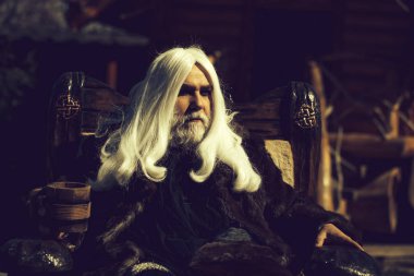 Ahşap kupa ile eski büyücü