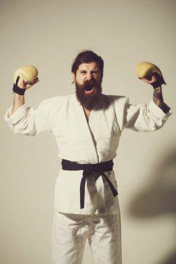 mutlu karate erkek kimono ve boks eldivenleri bağırarak sakallı