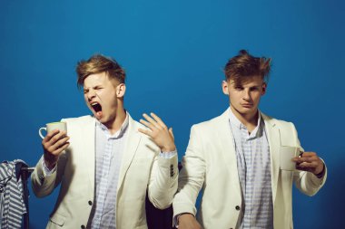 İkizler Kupası ile ceketli.